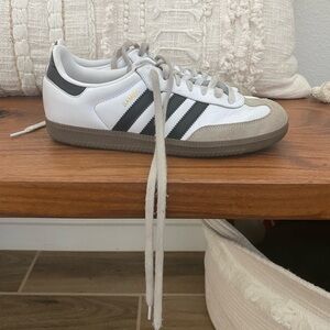 Men’s 8.5 women’s 9.5